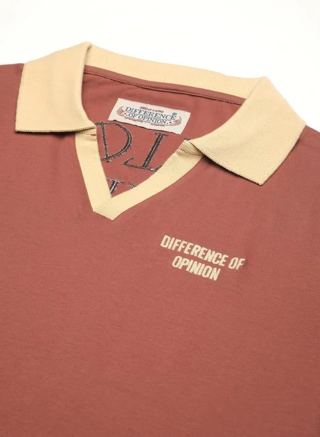 ديفيرينس أوف أوبينيون تيشيرت بولو مطرز بياقة مفتوحة وقصة مريحة للرجال