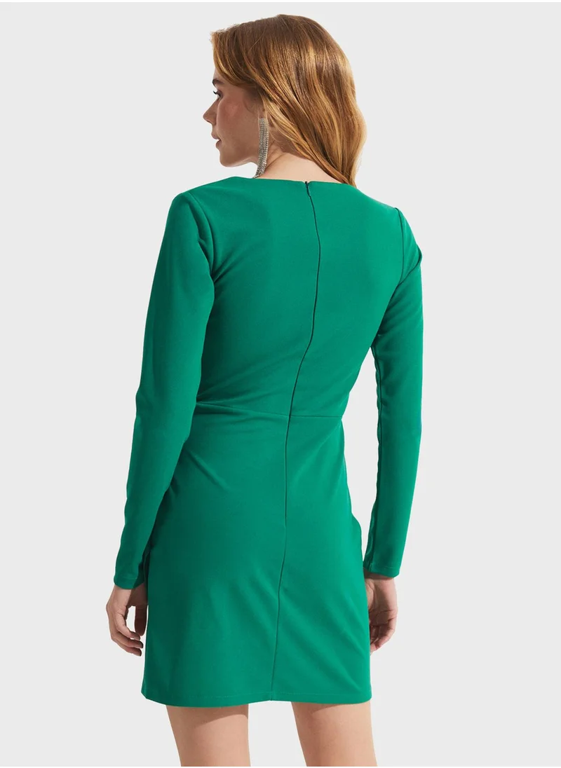 جون V-Neck Ruched Detail Dress