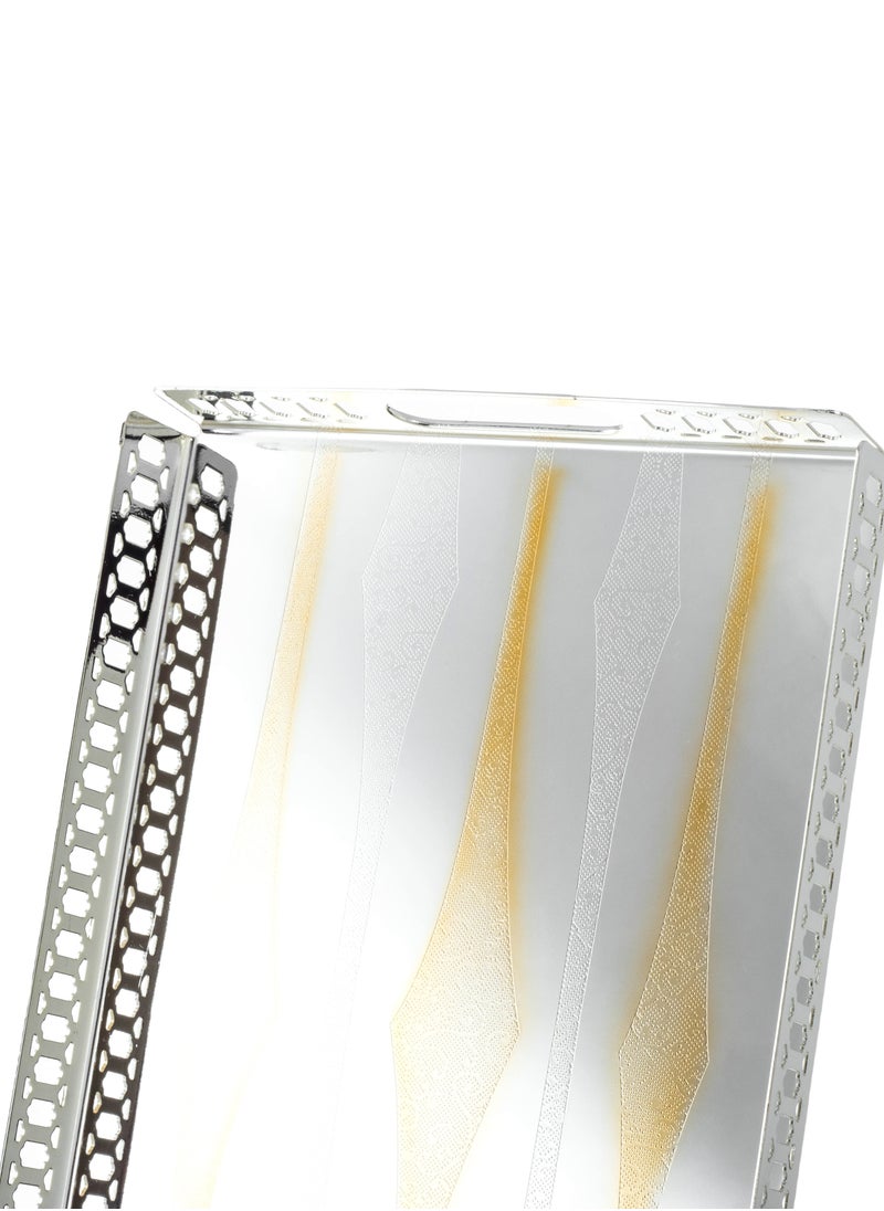 Dania A set of 3 gilded metal trays of different sizes with a sophisticated and beautiful design, suitable for all presentations and occasions.  - Image 4