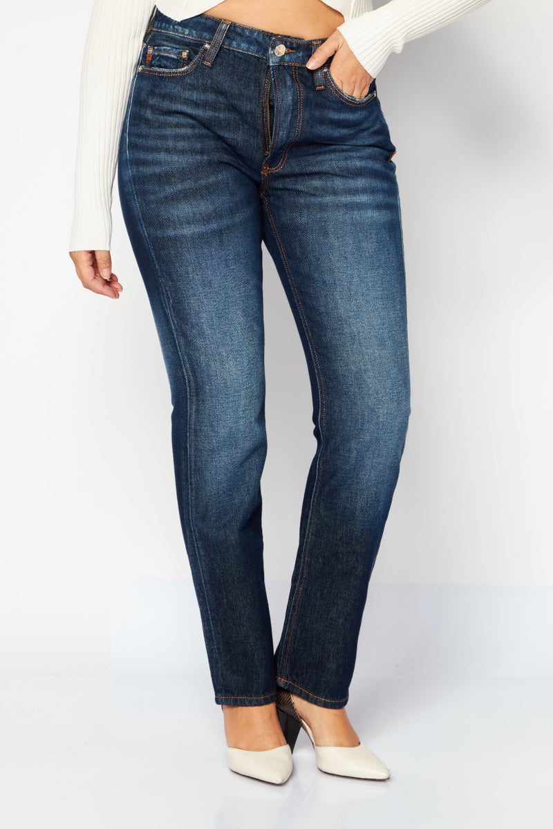 GUESS جينز نسائي بقصة مستقيمة وخصر عالي، غير قابل للتمدد، غامق الأزرق - Image 1