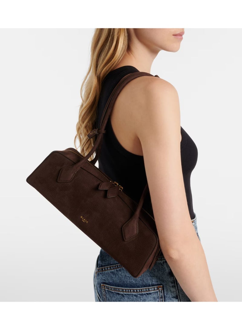 عاليا باريس ALAÏA Le Teckel حقيبة كتف متوسطة الحجم من الجلد السويدي - Image 3