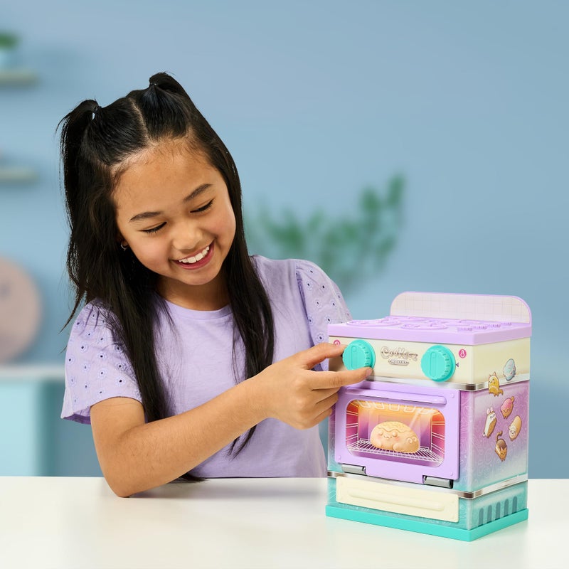 Cookeez Makery فرن كوكيس ميكري ليل باكز، اخلط العجين واصنع حيوان أليف مفاجئ برائحة عطرة على شكل لعبة قماش لذيذة الرائحة (غير إلكترونية)، اخبز واجمع - قد تختلف الأنماط. - Image 5