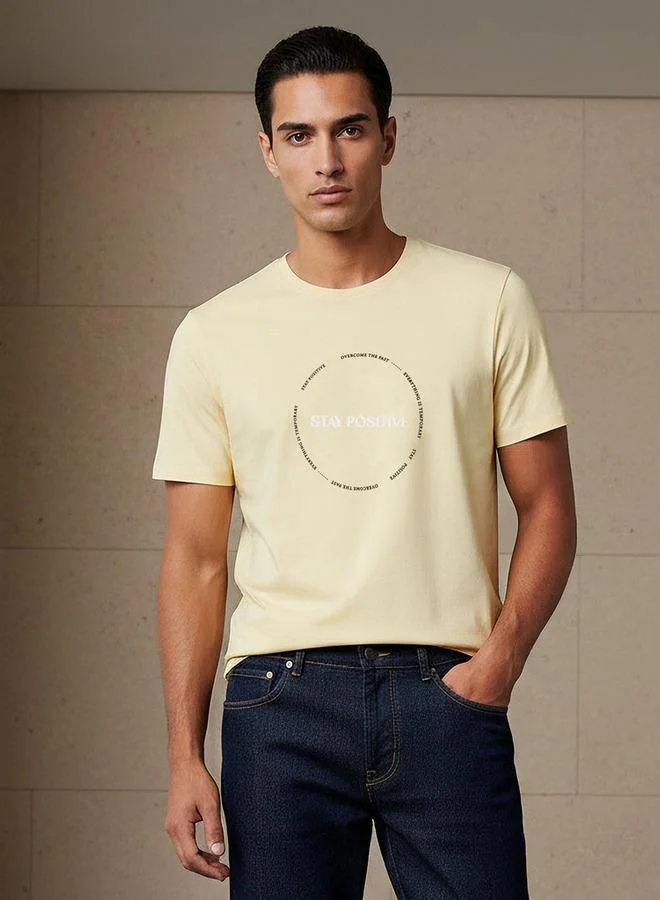 ايكونيك تيشيرت رجالي عصري بقصة ضيقة وياقة دائرية وأكمام قصيرة وطبعة