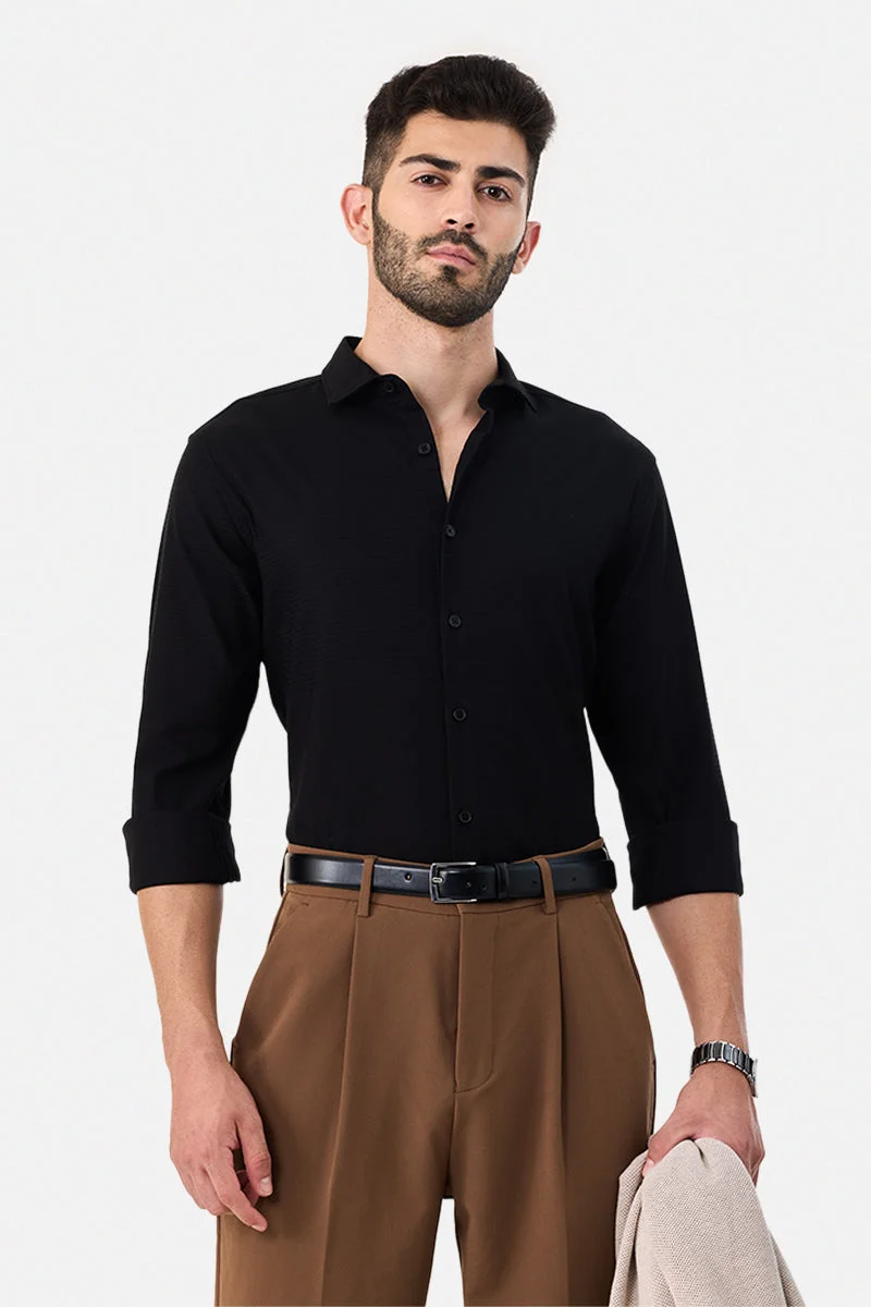 سنيتش قميص أسود بقصة ضيقة