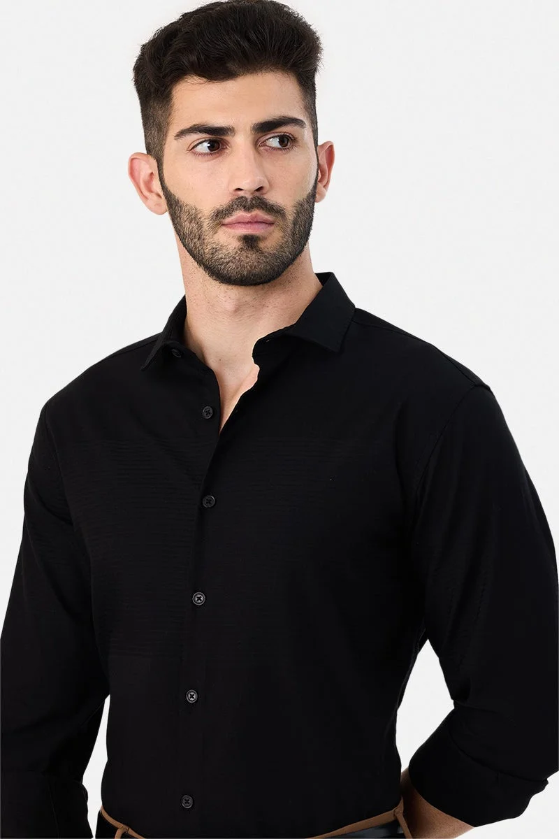 سنيتش قميص أسود بقصة ضيقة