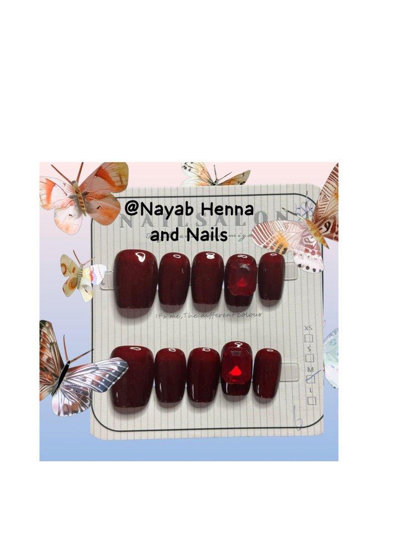 أظافر صناعية حمراء لامعة ومرصعة بالألماس