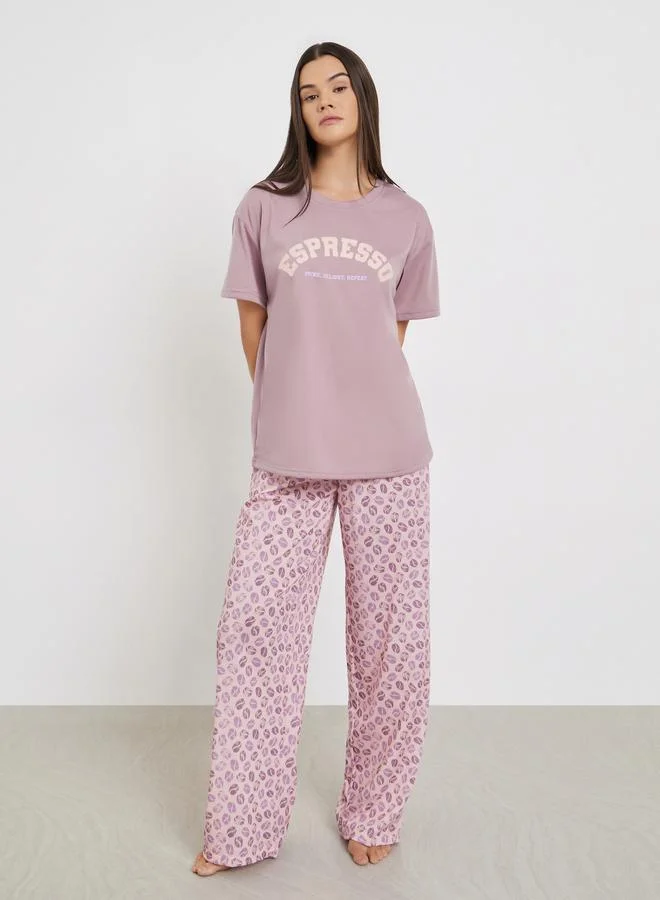 ستايلي طقم تيشيرت بأكتاف منخفضة بطبعة كتابة مع بنطال