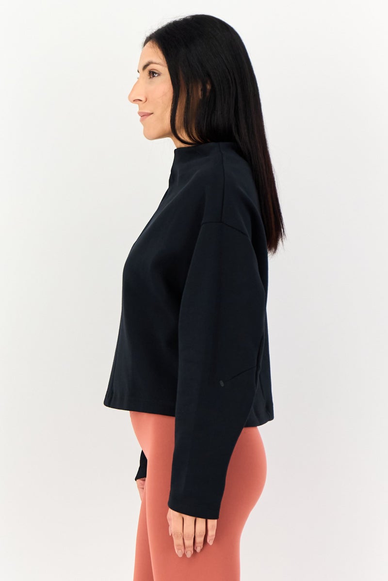 Nike بلوزة رياضية نسائية بأكمام طويلة مناسبة في الهواء الطلق، سوداء - Image 2