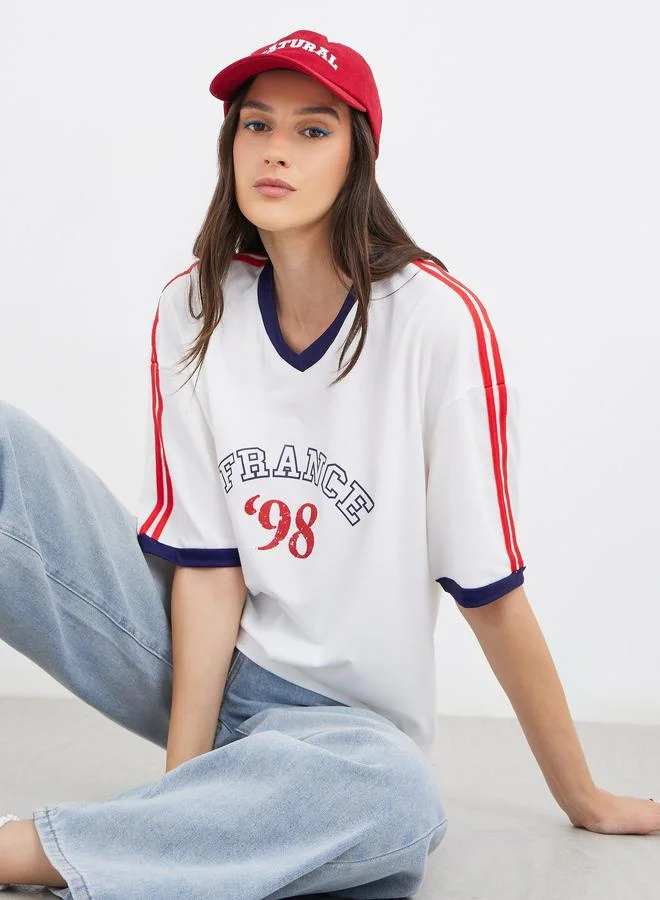 Styli Styli Women Off White Slogan Print V Neck Oversized T-Shirt