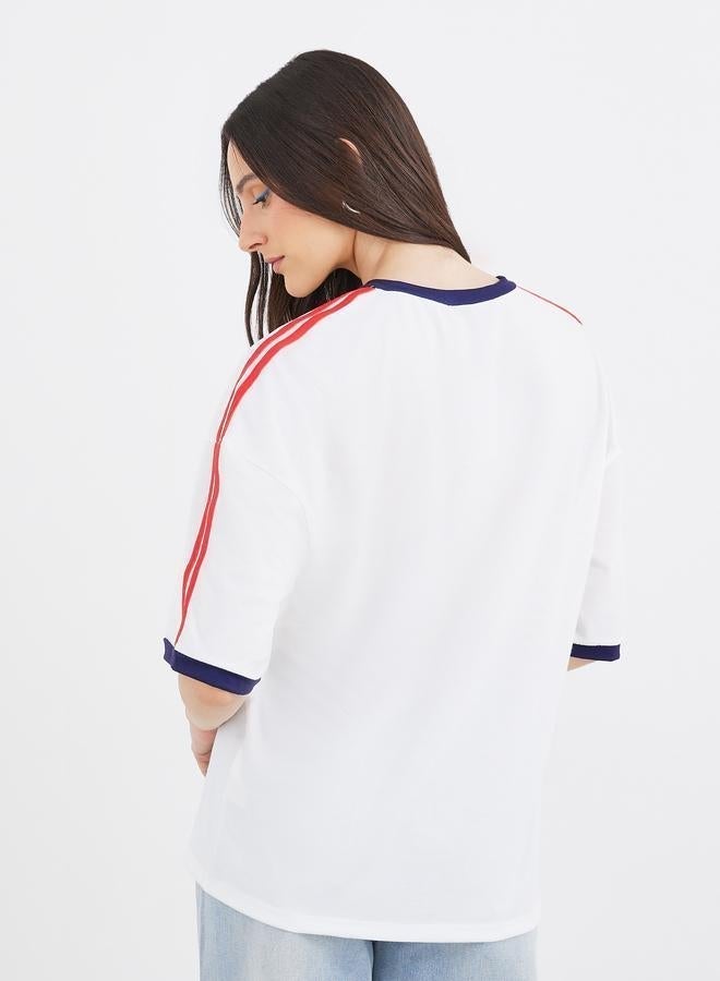 ستايلي تيشيرت نسائي أوف وايت بطبعة شعار ورقبة على شكل  كبير الحجم - Image 5