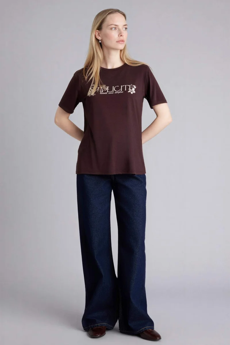 ديفاكتو Regular Fit Crew Neck Slogan Print T-Shirt