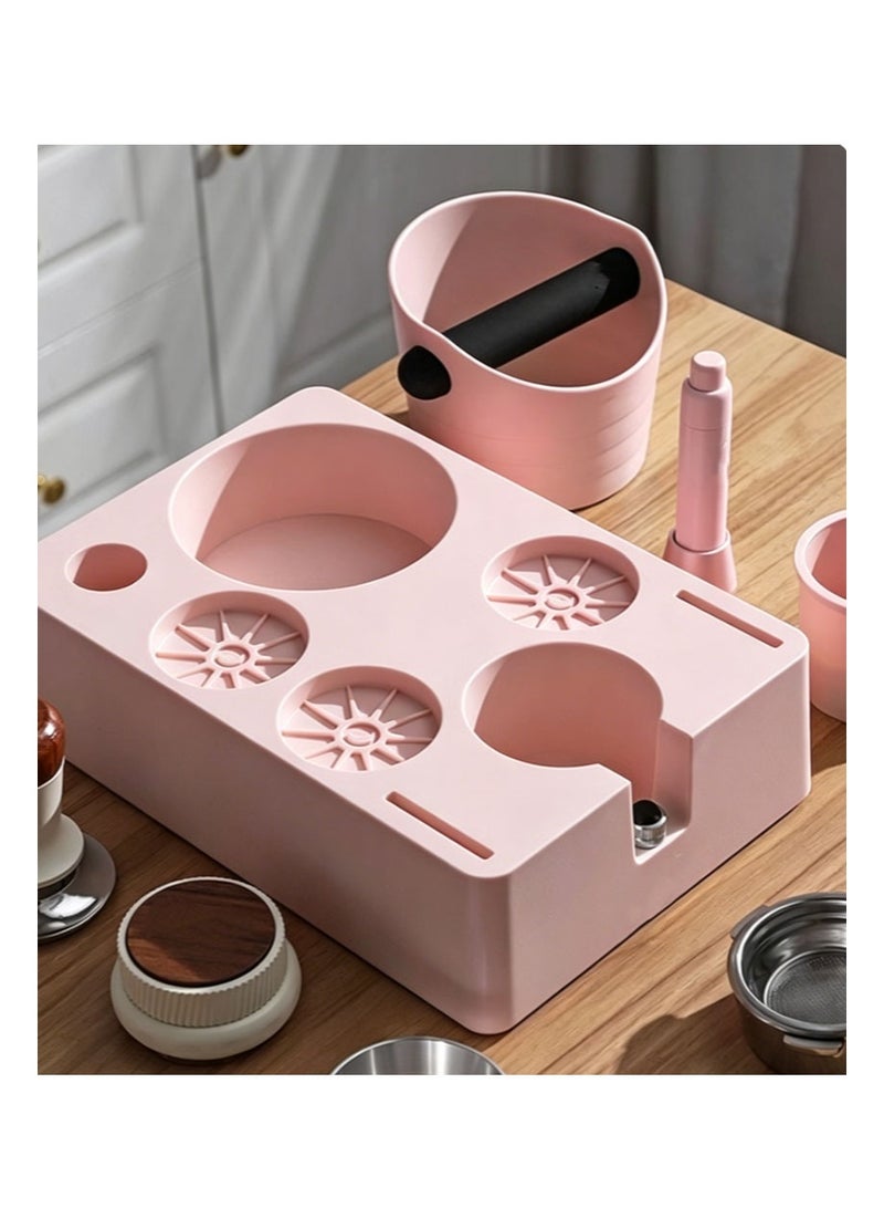 اي زد سوزو مجموعة ملحقات القهوة 7 في 1 ”Pink Espresso Tamping Station“ مقاس 51 مم، تتضمن أداة ضغط، وموزع، وصندوق نفايات، وفرشاة، وحصيرة، وقاعدة تنظيم شاملة لصانعي القهوة المنزليين - Image 4