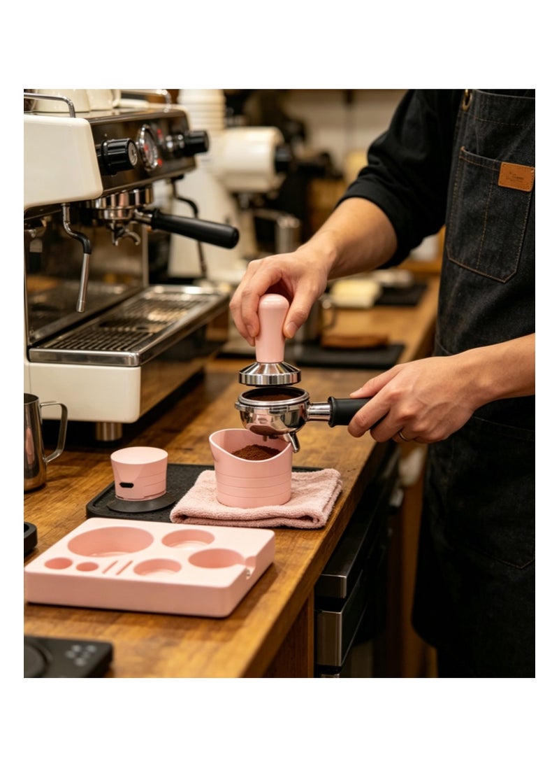 اي زد سوزو مجموعة ملحقات القهوة 7 في 1 ”Pink Espresso Tamping Station“ مقاس 51 مم، تتضمن أداة ضغط، وموزع، وصندوق نفايات، وفرشاة، وحصيرة، وقاعدة تنظيم شاملة لصانعي القهوة المنزليين - Image 5
