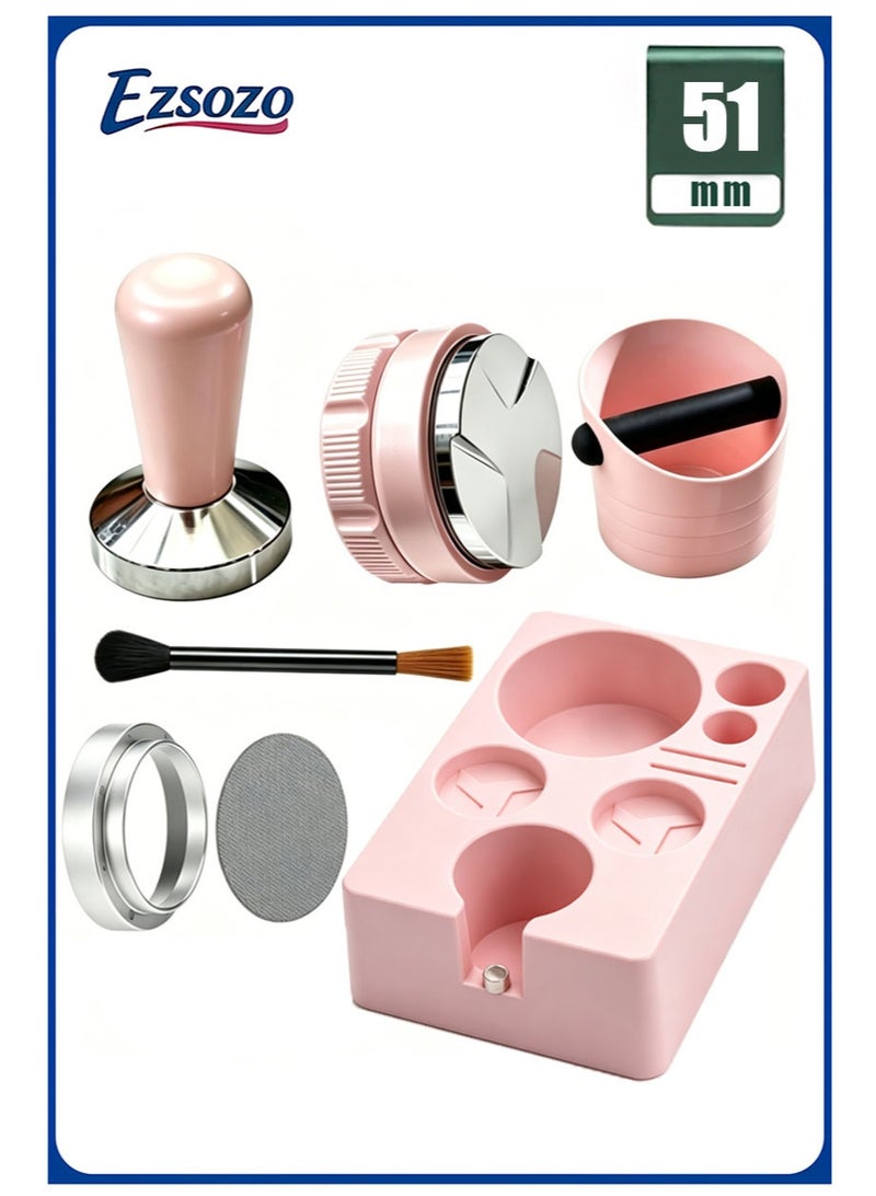 اي زد سوزو مجموعة ملحقات القهوة 7 في 1 ”Pink Espresso Tamping Station“ مقاس 51 مم، تتضمن أداة ضغط، وموزع، وصندوق نفايات، وفرشاة، وحصيرة، وقاعدة تنظيم شاملة لصانعي القهوة المنزليين - Image 1