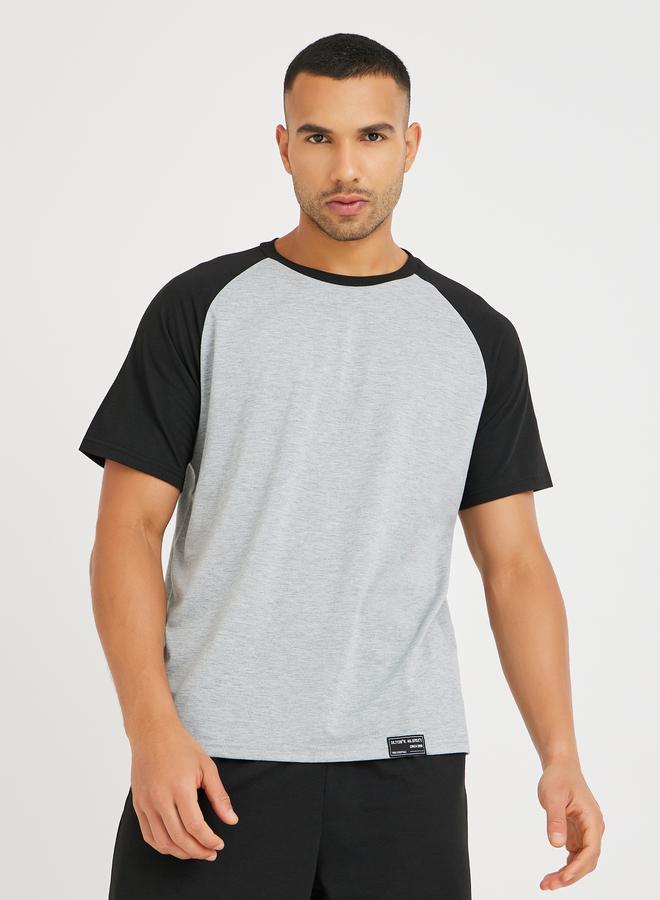 ستايلي طقم تيشيرت وشورت بأكمام راجلان وطبعة شعار ستايلي - Image 3