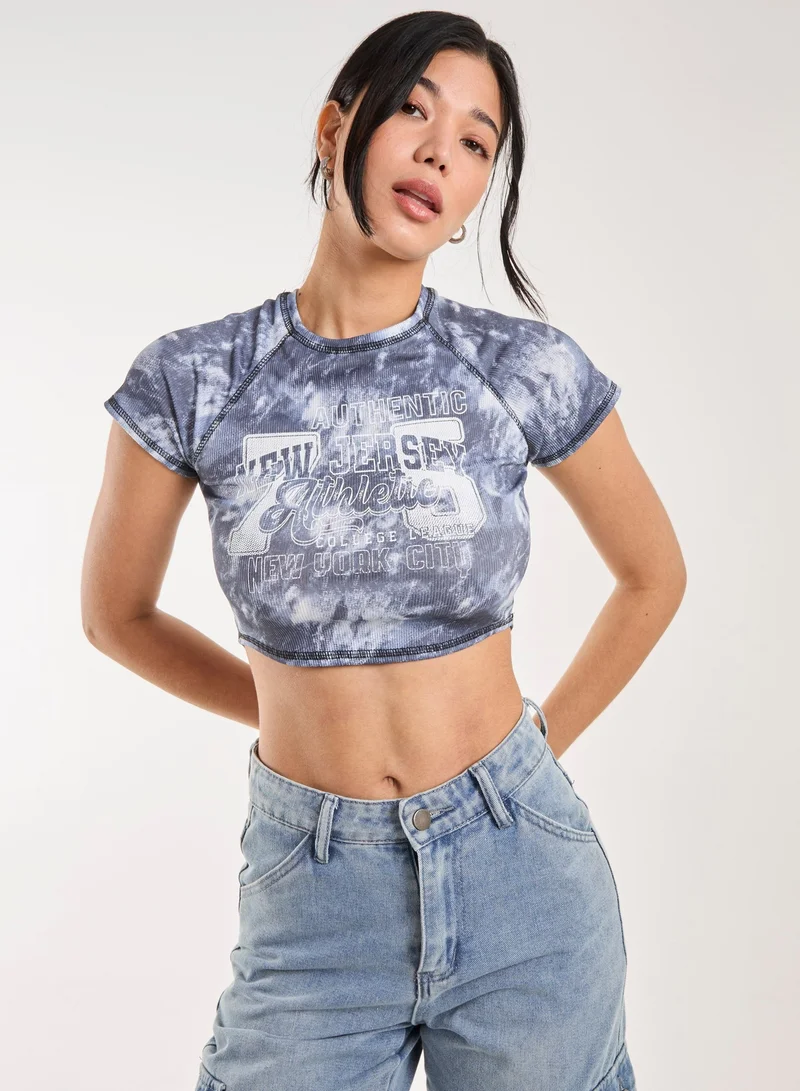 بينك فانيلا تي شيرت مطبوع بنقوش صبغية مضلع