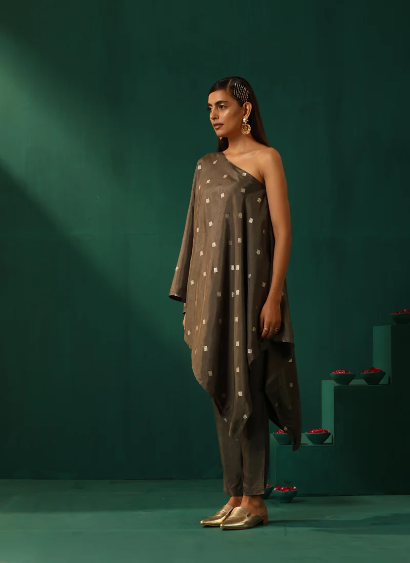 trueBrowns trueBrowns Grey Diamond Viscose Silk One-Shoulder Kurta Pant Set
