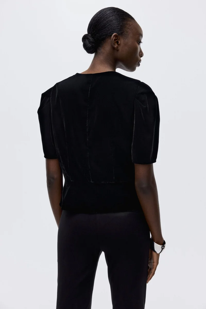 اتش اند ام بلوزة بيبلوم مخملية