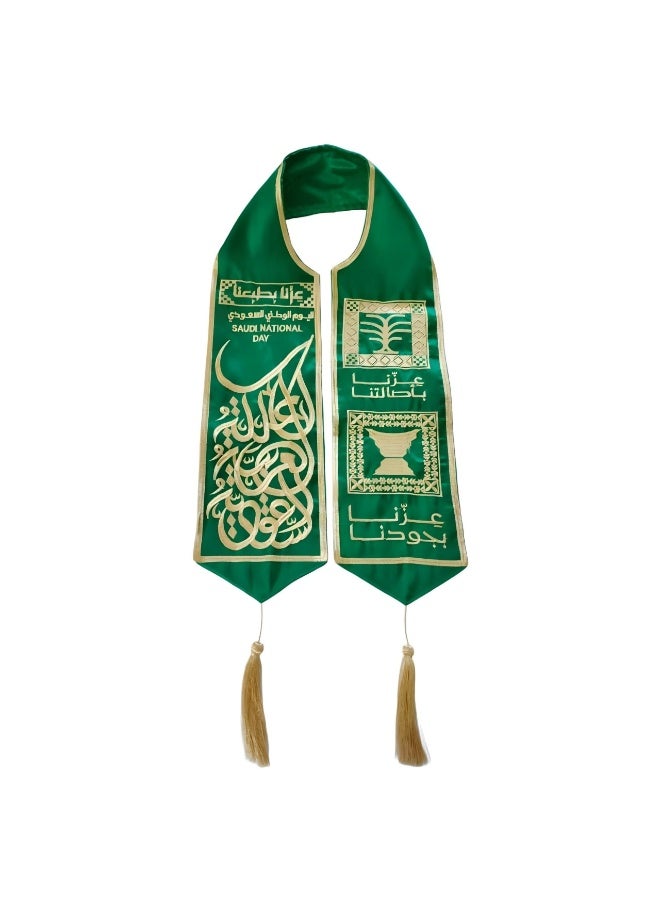 اليوم الوطني السعودي | قماش ساتان باللون الأخضر الزمردي وتطريز ذهبي فاخر | شعار يجمع الخط العربي وشجرة النخيل والسيفين | شراشيب أنيقة ووشاح تراثي وأجواء احتفالية ثقافية - Image 2