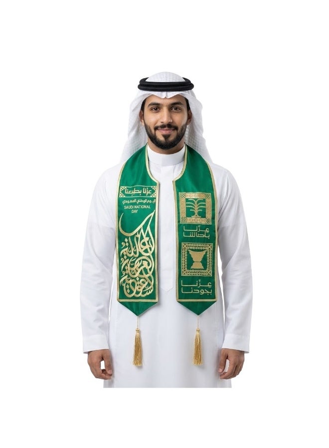 اليوم الوطني السعودي | قماش ساتان باللون الأخضر الزمردي وتطريز ذهبي فاخر | شعار يجمع الخط العربي وشجرة النخيل والسيفين | شراشيب أنيقة ووشاح تراثي وأجواء احتفالية ثقافية - Image 1