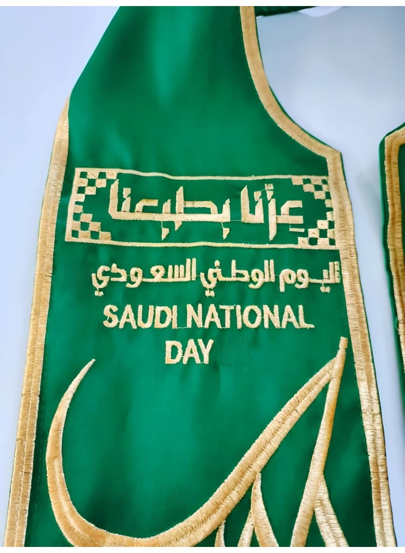 اليوم الوطني السعودي | قماش ساتان باللون الأخضر الزمردي وتطريز ذهبي فاخر | شعار يجمع الخط العربي وشجرة النخيل والسيفين | شراشيب أنيقة ووشاح تراثي وأجواء احتفالية ثقافية - Image 3