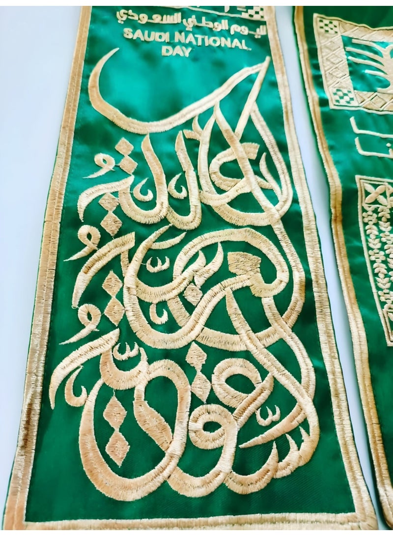 اليوم الوطني السعودي | قماش ساتان باللون الأخضر الزمردي وتطريز ذهبي فاخر | شعار يجمع الخط العربي وشجرة النخيل والسيفين | شراشيب أنيقة ووشاح تراثي وأجواء احتفالية ثقافية - Image 4