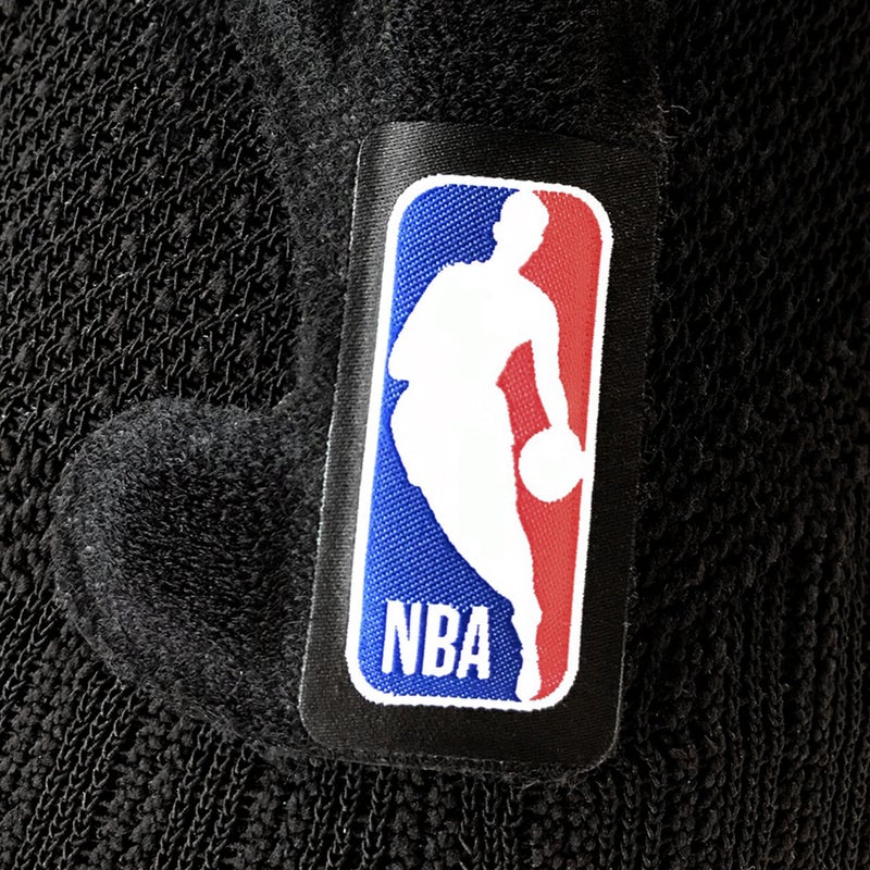 باورفيند Bauerfeind Sports Knee Support NBA - دعامة كرة السلة مرخصة رسميًا مع ضغط طبي - تصميم الأكمام مع وسادة جل أوميغا لتخفيف الألم وتثبيته (أسود L) - Image 3