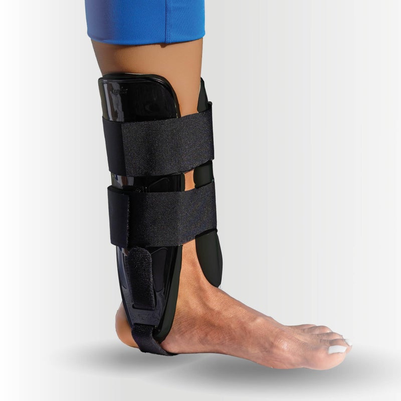 Braceapedia AnklePro Air Gel Stirrup الكاحل دعامة تثبيت جانبية صلبة مع وسادة هوائية للعلاج البارد قابلة للإزالة ووسادة جل للكاحل، دعامة الكاحل للنساء والرجال، دعم الكاحل باللون الأسود العادي - Image 1