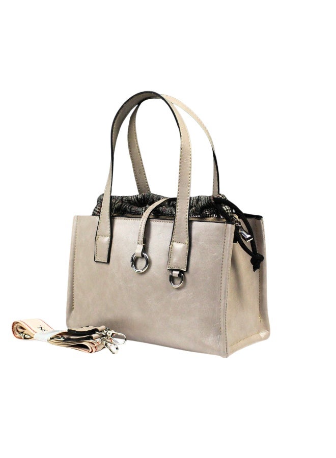 A stylish bag with a modern touch -beige