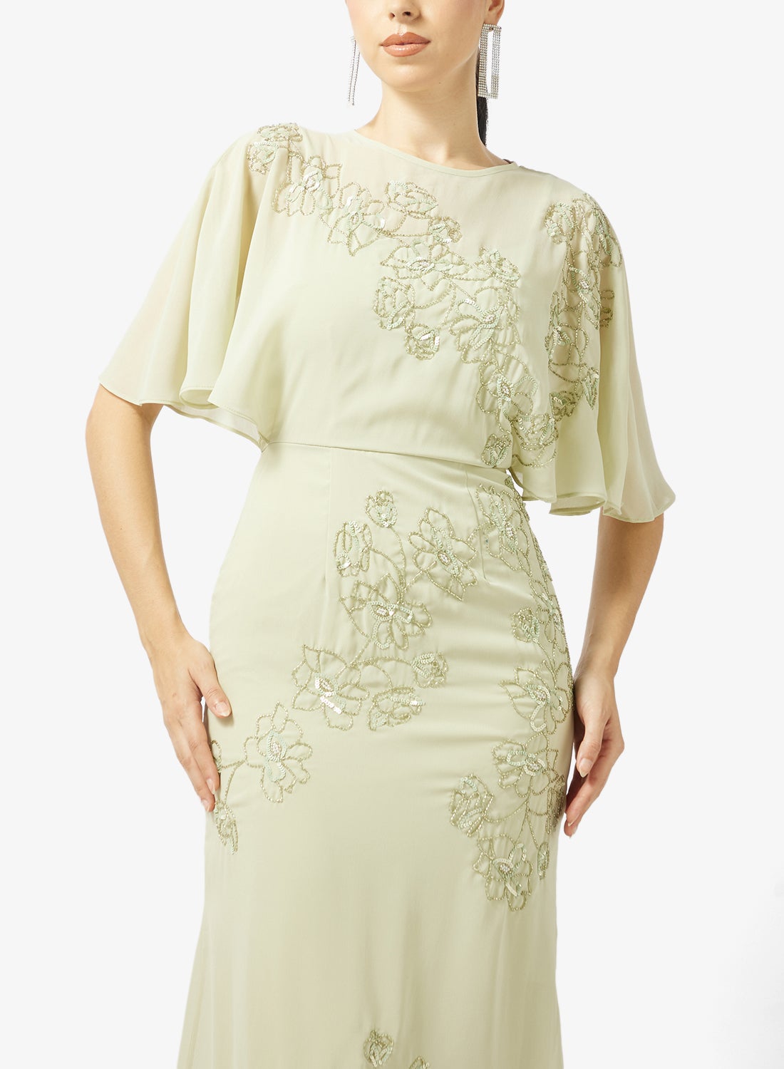 فستان ماكسي بياقة مستديرة وأكمام ملاك مزين بتطريز