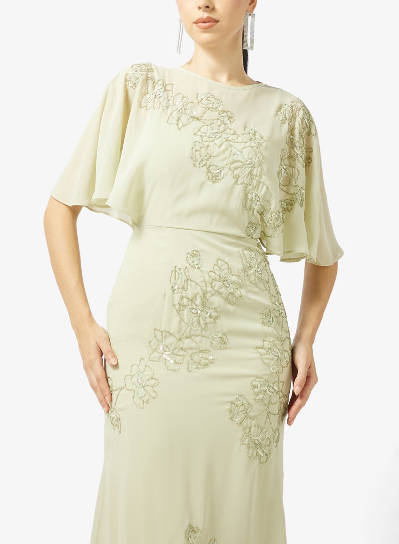 مايا فستان ماكسي بياقة مستديرة وأكمام ملاك مزين بتطريز - Image 3