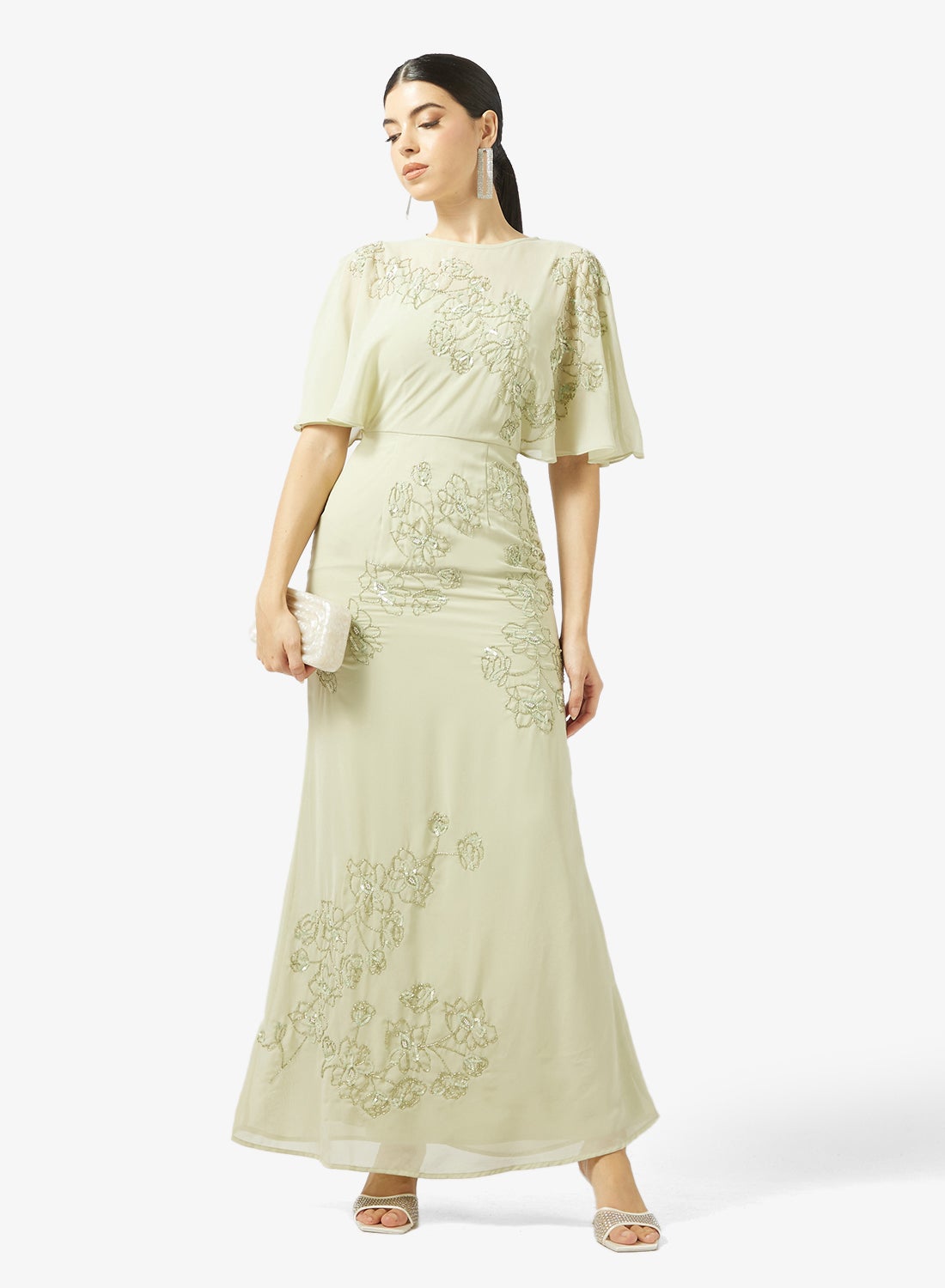 فستان ماكسي بياقة مستديرة وأكمام ملاك مزين بتطريز