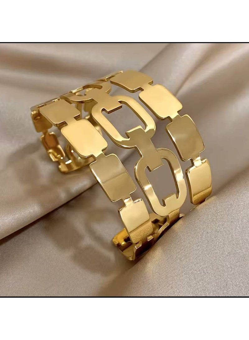 Wide cuff bracelet in free size with a modern chain design, made of golden stainless steel, featuring elegant geometric details that add a touch of luxurious beauty to your wrist. A unique design combining elegance and comfort, lightweight and rust-resistant, perfect for everyday looks and special occasions. 