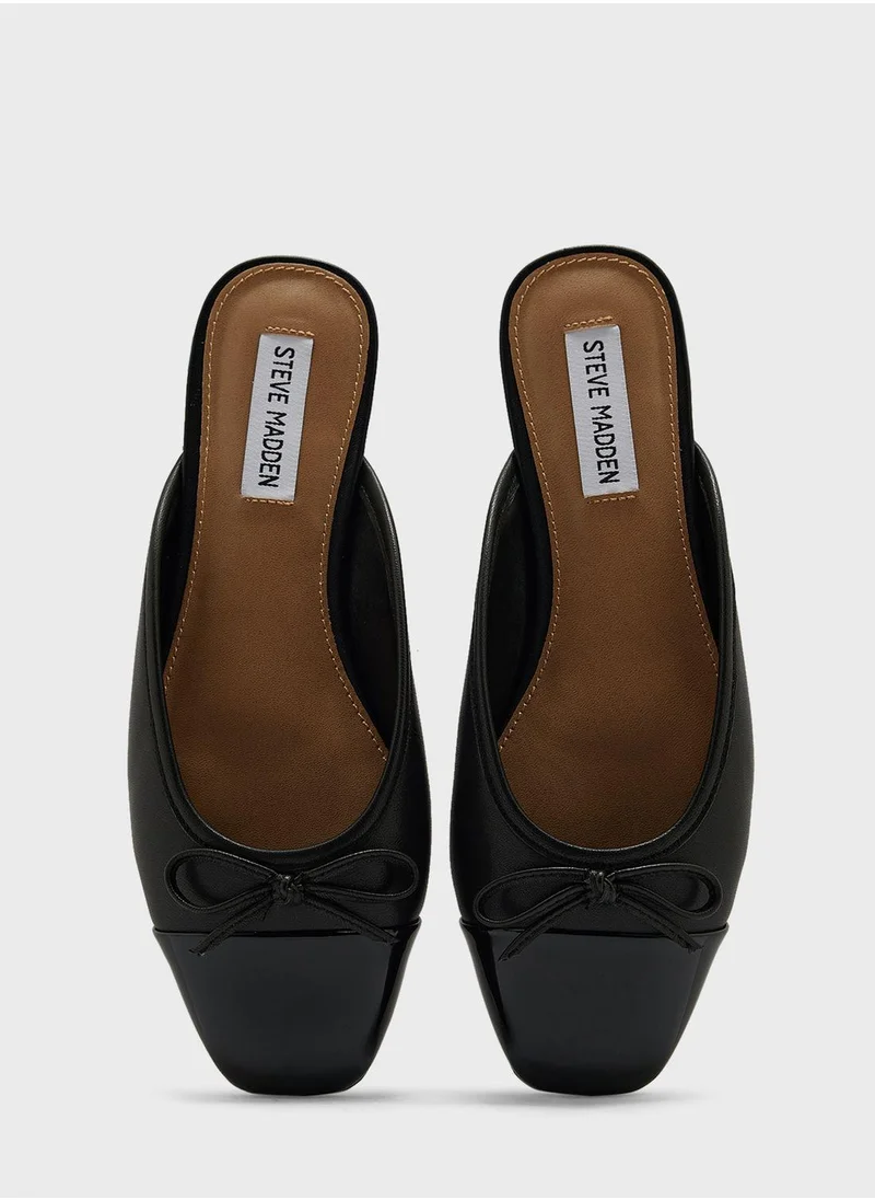 STEVE MADDEN Close Toe Flat Sandals