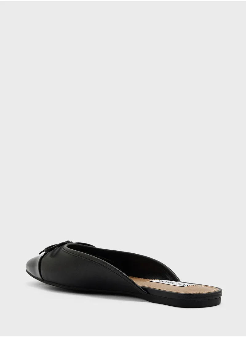 STEVE MADDEN Close Toe Flat Sandals