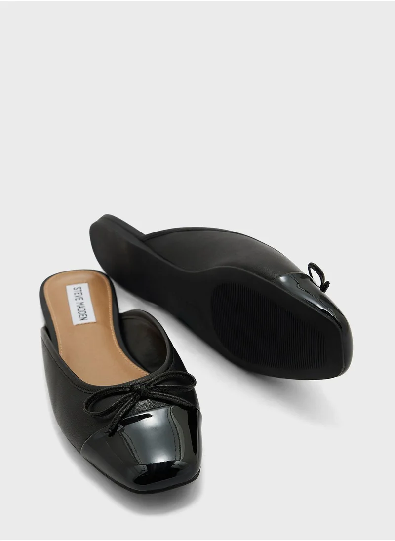 STEVE MADDEN Close Toe Flat Sandals
