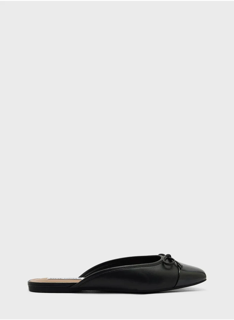 STEVE MADDEN Close Toe Flat Sandals