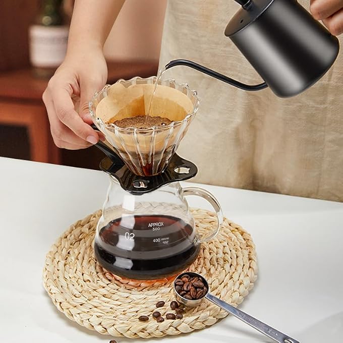 أميناك مجموعة ماكينة صنع القهوة V60 AllInOne Pour Over Drip Coffee Maker مع وعاء زجاجي سعة 600 مل وغلاية Gooseneck من الفولاذ المقاوم للصدأ وطاحونة يدوية ومقياس وفلاتر وملحقات وحقيبة سفر، 13 مجموعة - Image 5