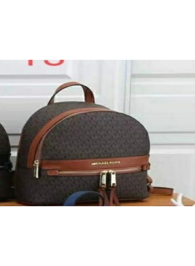 حقيبة ظهر من القماش المغطى بتوقيع مايكل كورس باللون البني