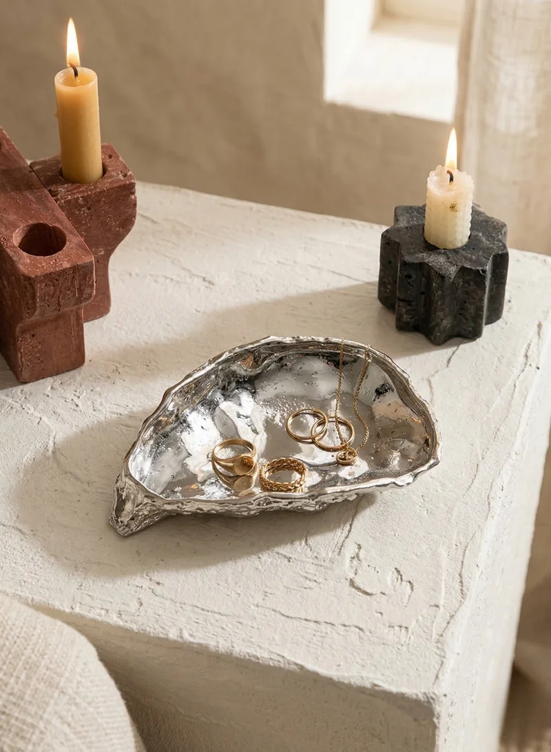 سوق الزعفران طبق بتصميم مستوحى من الصدف بلمسة كروم لامعة