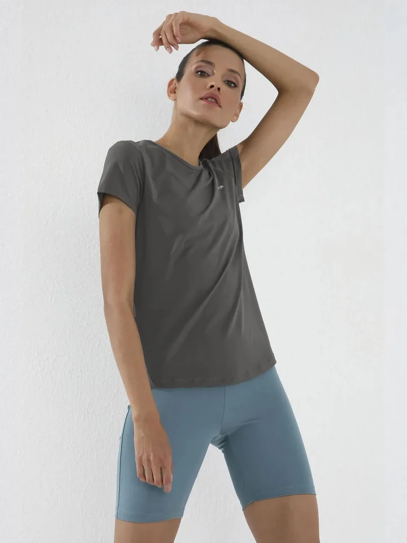 تومي لايف TOMMY Women's Solid Short-Sleeve Crew Neck T-Shirt