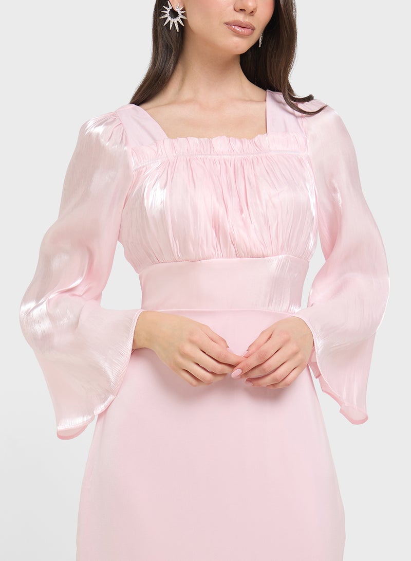 فستان سهرة بفتحات أكمام مكشكشة