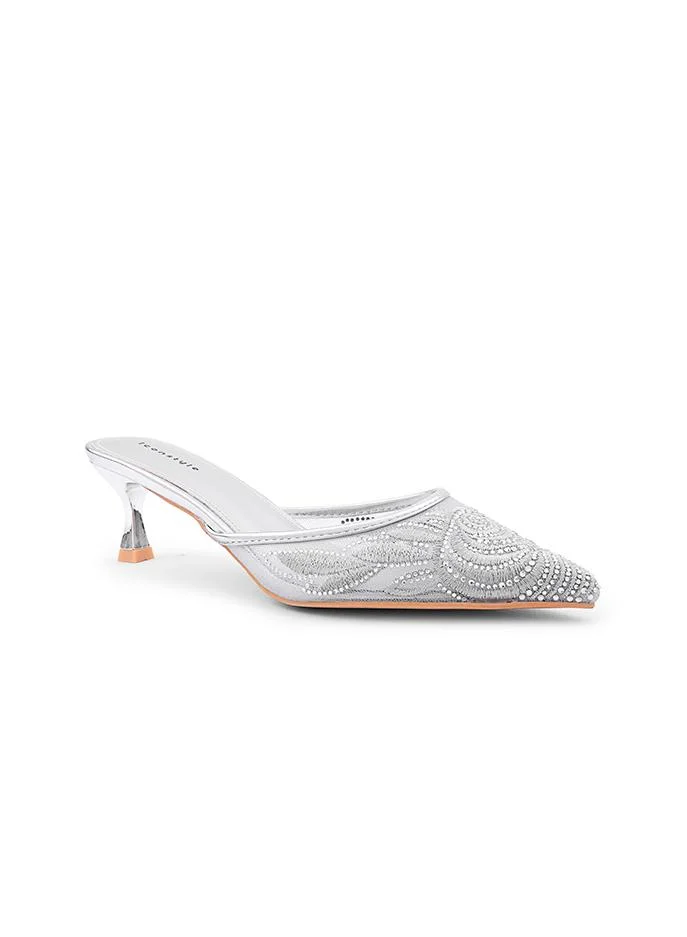 أيقون Stylish heel shoes with elegant two-tone finish.