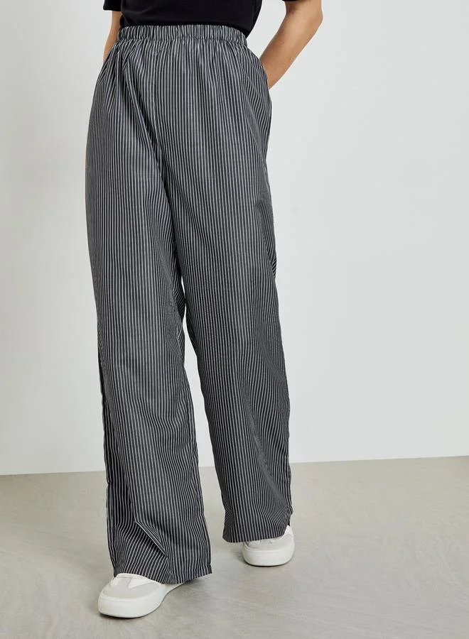 ستايلي بنطال مخطط بخصر مطاطي وأرجل واسعة