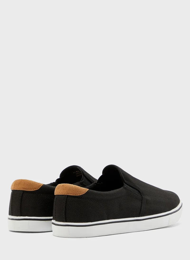 Reserved Trampki Slip On
