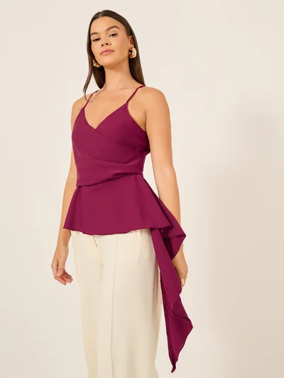 ستايلي بلوزة كامي ملفوفة بحافة غير متماثلة بحمالات ستايلي