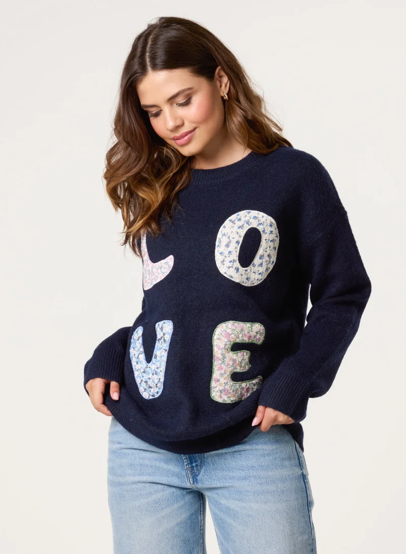 بلو فانيلا كنزة مطرزة بتصميم الحب