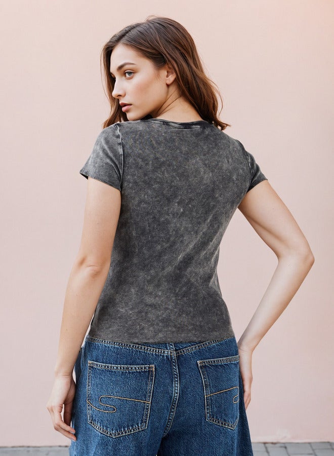 اس بي كاركترز تيشيرت ميتاليكا بطبعة غسيل حمضي ورقبة دائرية - Image 3