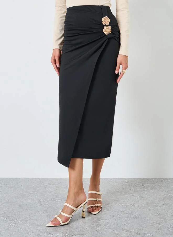 تايك تو تنورة سادة بتفصيلة كسرات وزر معدني