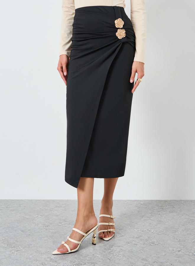 تايك تو تنورة سادة بتفصيلة كسرات وزر معدني - Image 2